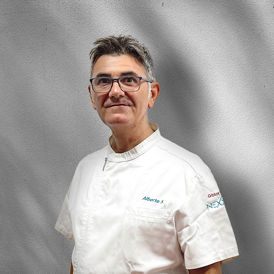 Alberto Sommariva, socio Nexxta, con occhiali e camice bianco