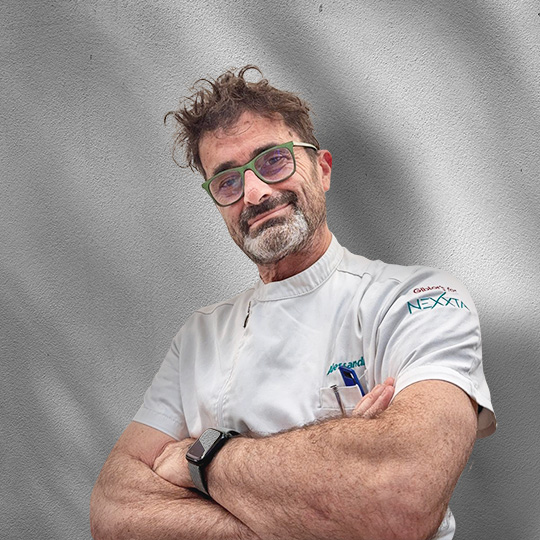 Alessandro Rinaldi, socio Nexxta, con occhiali verdi e camice bianco