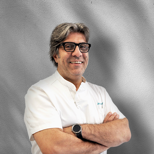 Alessandro Palazzi, socio Nexxta, sorridente con camice bianco