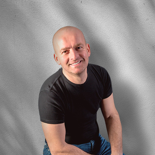Alex Bruno, socio Nexxta, sorridente in maglietta nera