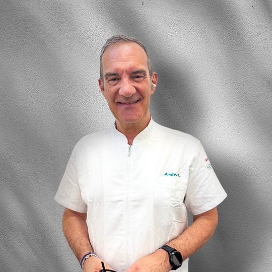 Andrea Lenzarini, socio Nexxta, sorridente in camice bianco