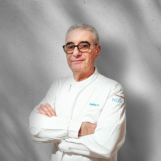 Fabio Cacciari, socio Nexxta, con occhiali e camice bianco