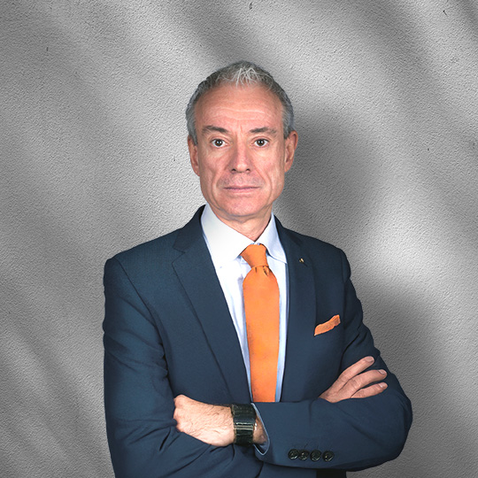 Giuseppe Mignani, socio Nexxta, in giacca blu e cravatta arancione