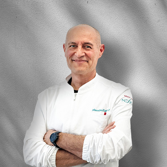 Massimiliano Tranchina, socio Nexxta, sorridente in camice bianco
