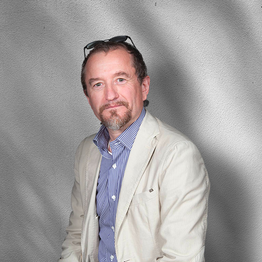 Paolo Tonini, socio Nexxta, in giacca chiara e camicia a righe