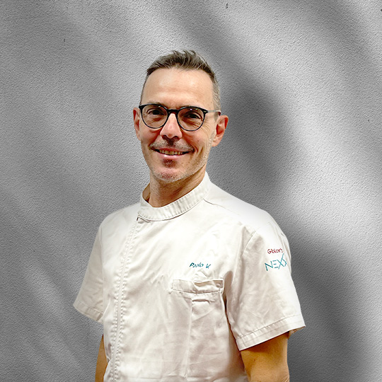 Paolo Valentini, socio Nexxta, sorridente con occhiali e camice chiaro
