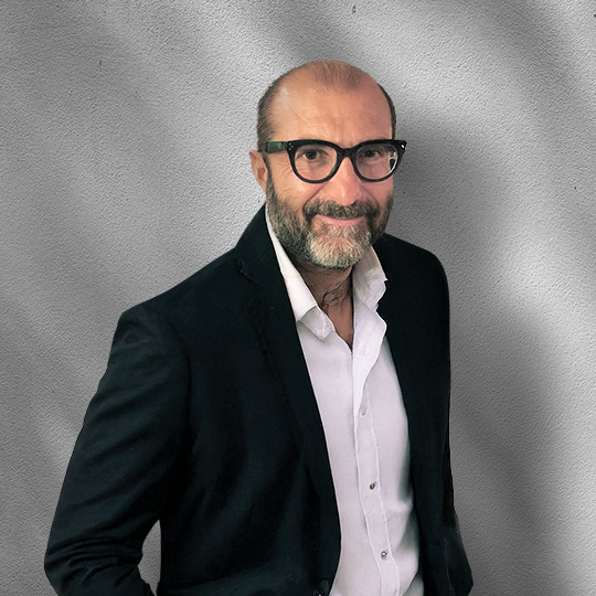 Stefano Di Paolo, socio Nexxta, sorridente con occhiali e giacca scura